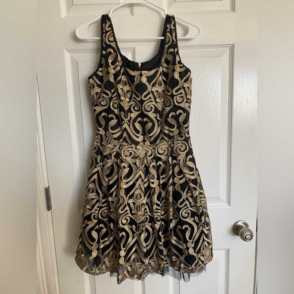 size Medium Black & Gold Romeo + Juliet Couture sleeveless black and gold dress